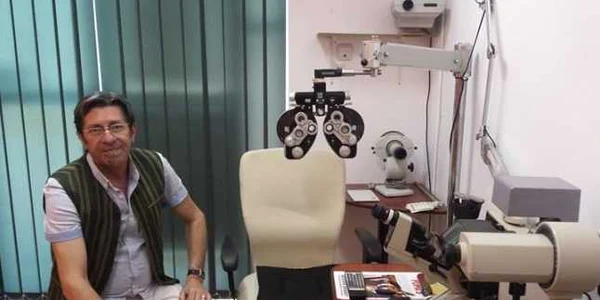 Alfred Kosar în magazinul său de optică medicală FOTO Ştefan Both