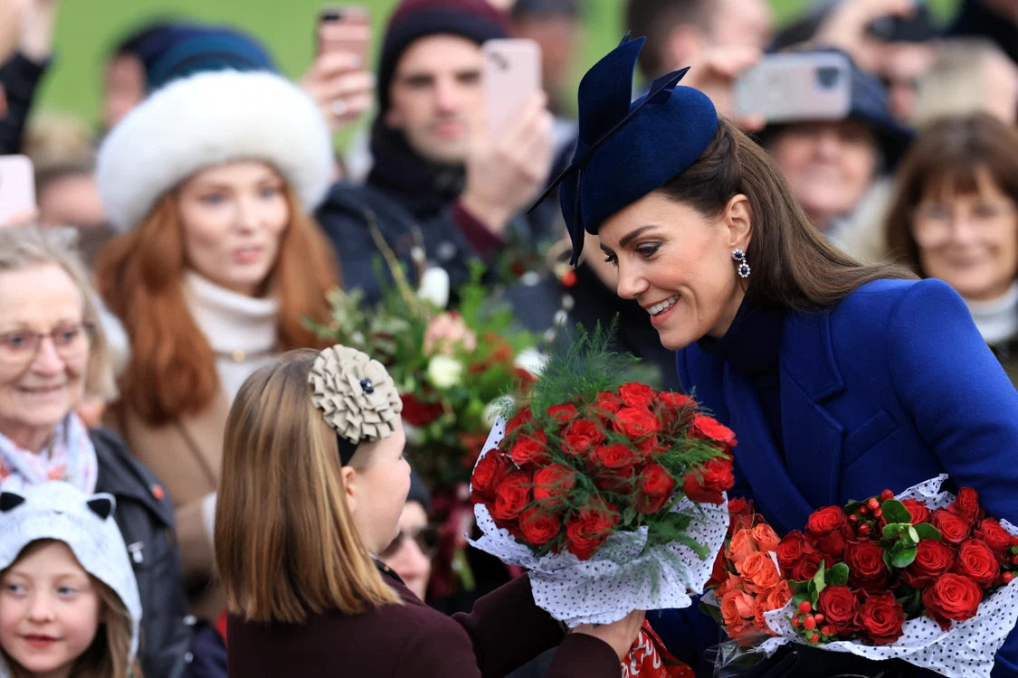 Kate Middleton, fotografiată în timp ce primește un buchet de flori, la slujba de Crăciun 2023
