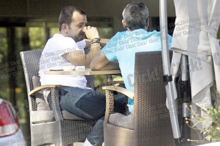 Gestul cel mai scârbos şi deplasat a fost cel în care prezentatorul tv s-a scobit tacticos în nas, în timp ce vorbea ceva cu un prieten