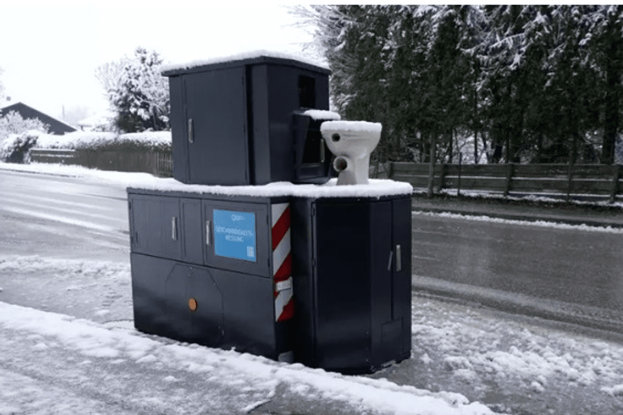 Soluția inedită a unor șoferi: au blocat radarul fix cu un WC pentru că se săturaseră de amenzile primite