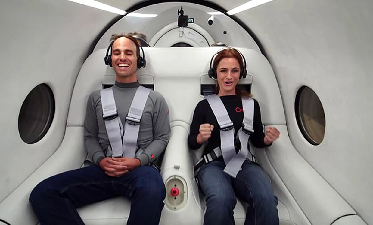 
    Sara Luchian şi Josh Giegel au parcurs  500 de metri în doar 15 secundeFotografii: Virgin Hyperloop  