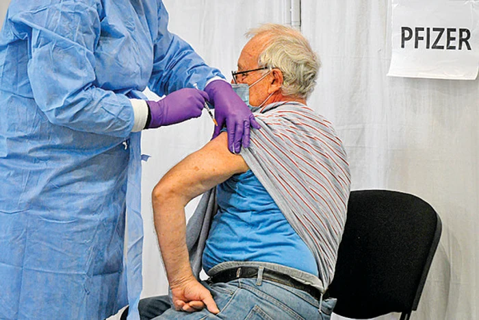 Bucureștenii au așteptat sâmbătă, cu răbdare, în fața centrului deschis la Biblioteca NaționalăFotografii: Inquam Photos/Mediafax