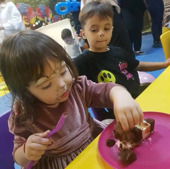 
    Fetița s-a bucurat din plin de tortul ei de ciocolată  