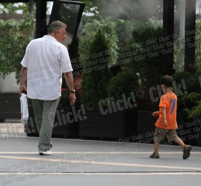 Mădălin Voicu şi-a aşteptat nepotul pe bancă. (Foto: Alex Muscaliu)