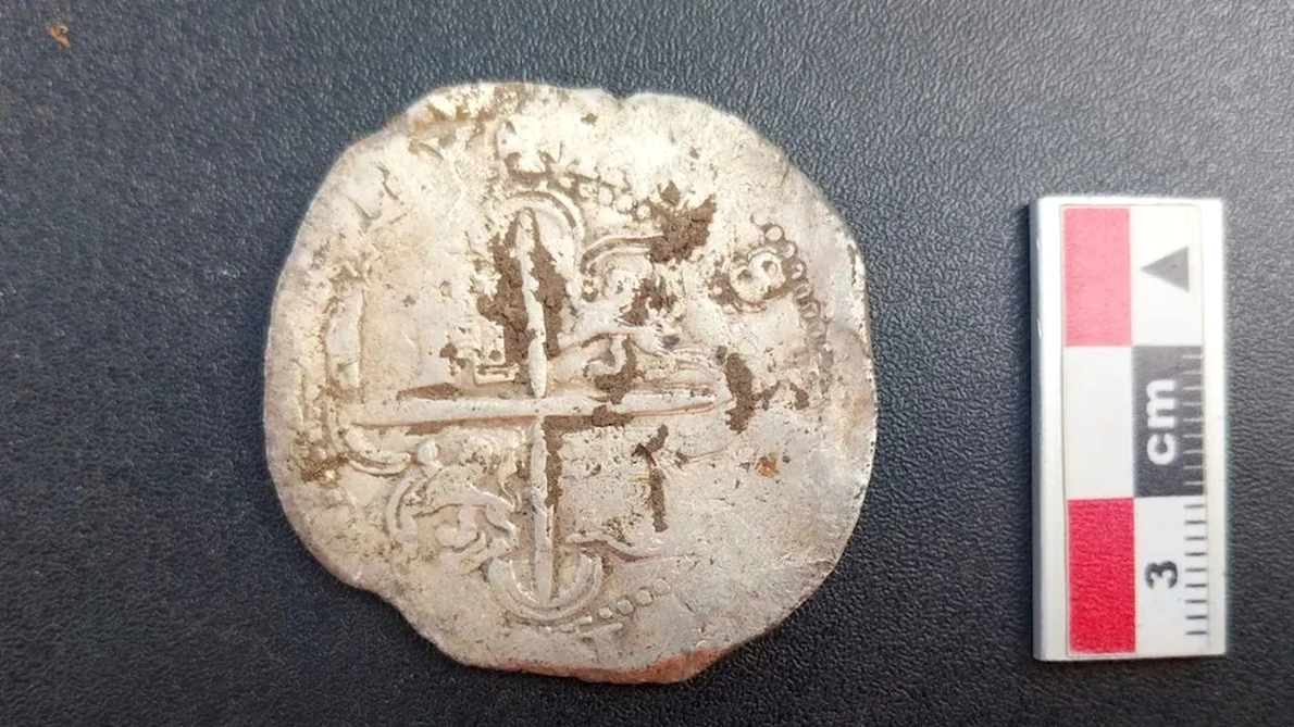 Moneda de „8 reali” descoperită în pe locul coloniei pierdute (© Richard Bezzaza)
