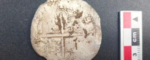 Moneda de „8 reali” descoperită în pe locul coloniei pierdute (© Richard Bezzaza)