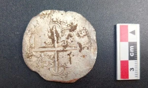 Moneda de „8 reali” descoperită în pe locul coloniei pierdute (© Richard Bezzaza)