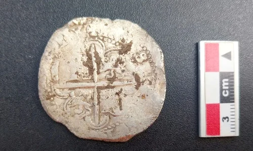 Moneda de „8 reali” descoperită în pe locul coloniei pierdute (© Richard Bezzaza)