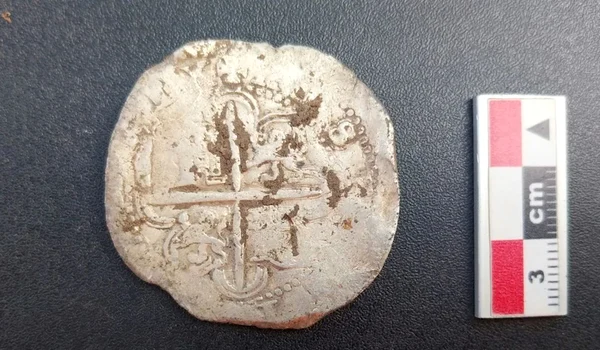 Moneda de „8 reali” descoperită în pe locul coloniei pierdute (© Richard Bezzaza)