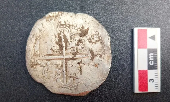 Moneda de „8 reali” descoperită în pe locul coloniei pierdute (© Richard Bezzaza)