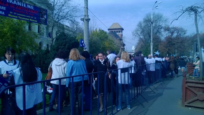 Membrii FSLI au pichetat două ore în faţa Palatului Victoria FOTO: Adevărul/Ioana Nicolescu