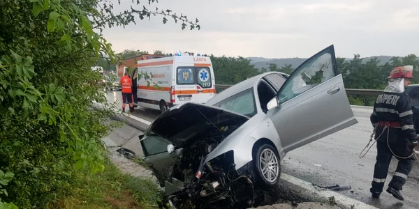Accident pe DN7-E81 Dealul Negru în Milcoiu Vâlcea - o maşină s-a lovit de un parapet şoferul din Gorj descarcerat a ajuns în stare gravă la spital Foto Adevărul