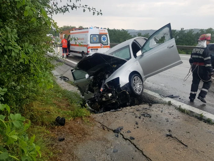 Accident pe DN7-E81 Dealul Negru în Milcoiu Vâlcea - o maşină s-a lovit de un parapet şoferul din Gorj descarcerat a ajuns în stare gravă la spital Foto Adevărul