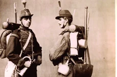 Gornist și soldat de geniu cu tot echipamentul. Soldatul poartă manta și lopata mare. Foto Franz Duschek (© Fototeca Muzeului Militar Național „Regele Ferdinand I”)