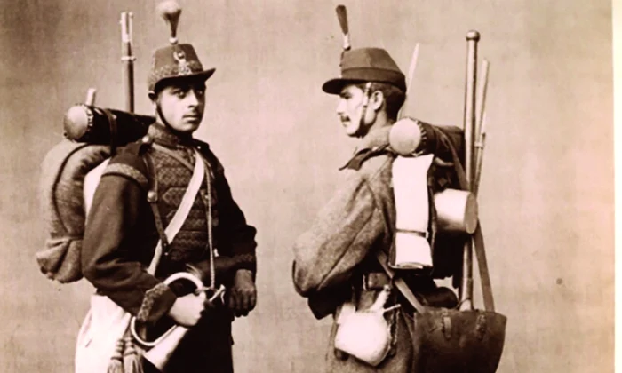 Gornist și soldat de geniu cu tot echipamentul. Soldatul poartă manta și lopata mare. Foto Franz Duschek (© Fototeca Muzeului Militar Național „Regele Ferdinand I”)