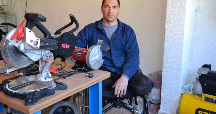 Ioan Sporea este singurul din Braşov care repară scaune cu rotile. FOTOAdevărul.