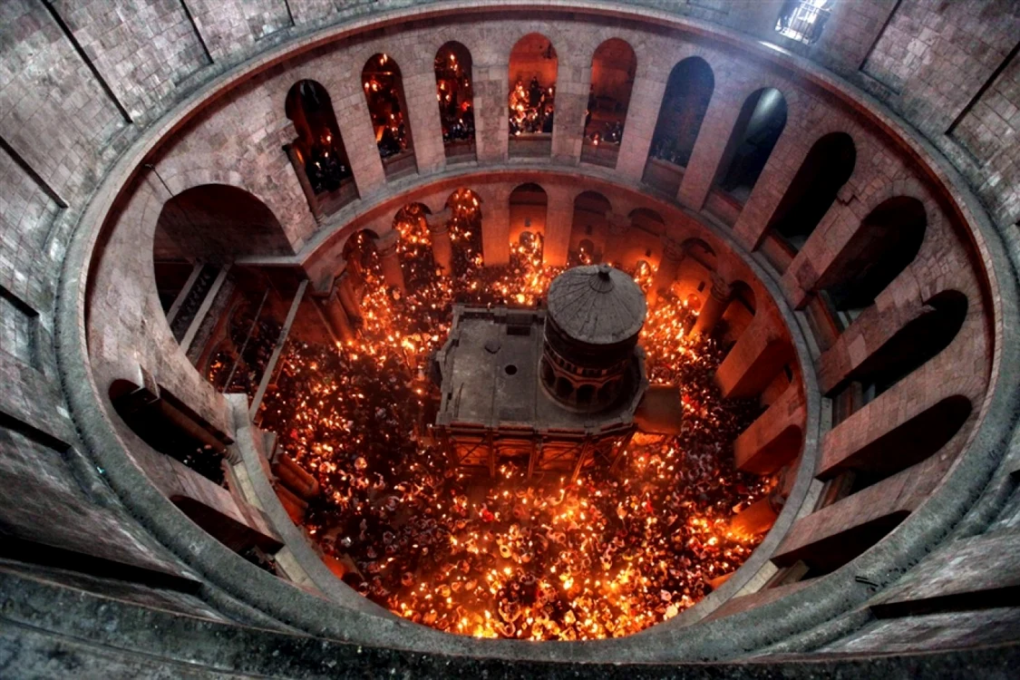 Mii de oameni se vor strânge pentru a vedea focul sfânt apărut din nimic. FOTO photoblog.nbcnews.com