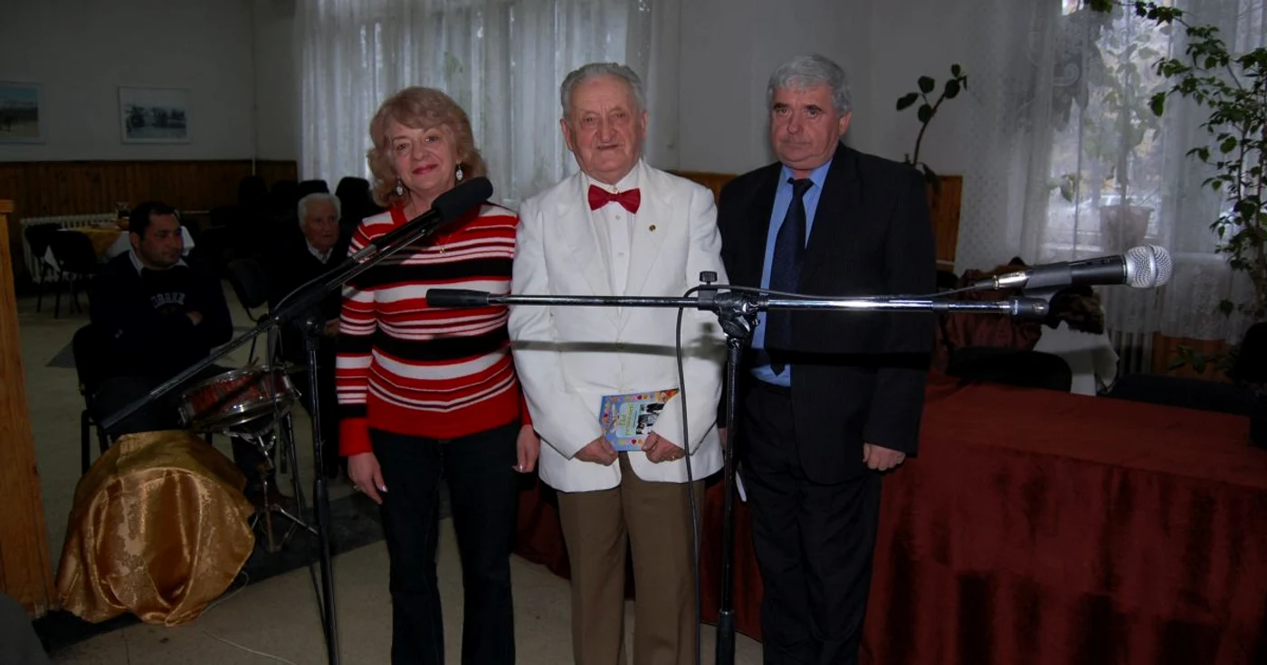 Autorul Ilie Pascal (mijloc) şi-a lansat cartea în mijlocul prietenilor