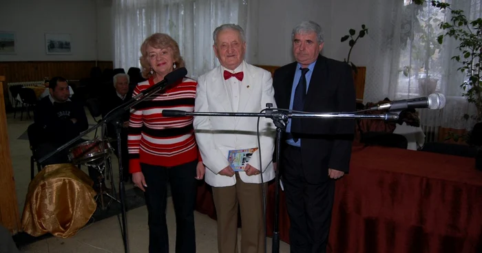 Autorul Ilie Pascal (mijloc) şi-a lansat cartea în mijlocul prietenilor