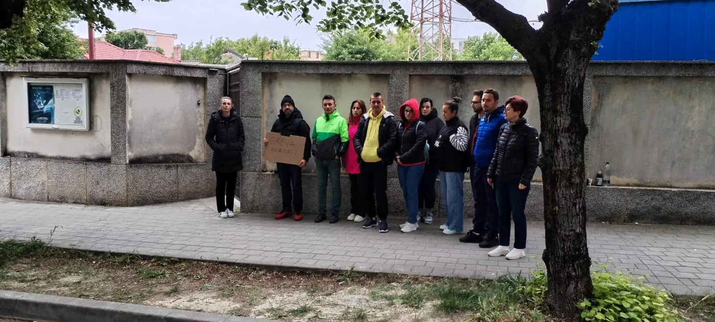 Patronul și angajații protestează în fața sediului ISU Argeș Foto: A.V.