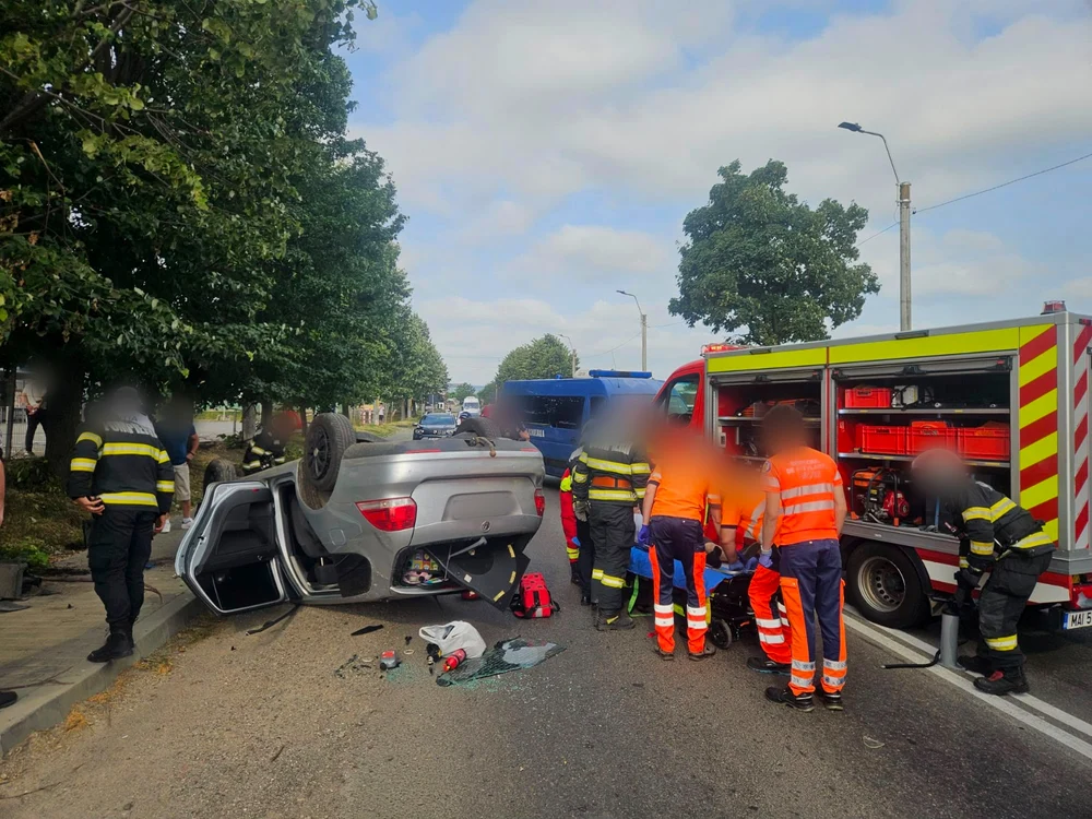 Mașină s-a izbit de un copac