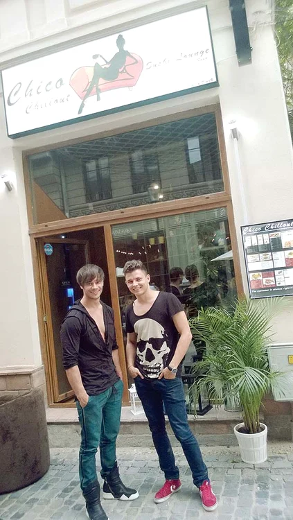 La restaurantul lui, Chico Chillout, preţurile sunt pentru orice buzunar, de la 9 la 46 de lei o porţie de sushi. Aici, alături de prietenul şi asociatul lui, Dima Melnic