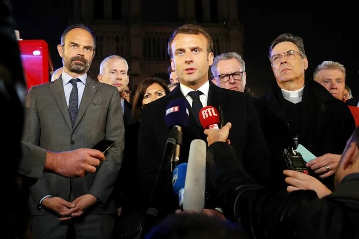 Emmanuel Macron a ținut un discurs în fața Catedralei Notre Dame, după incediul devastator