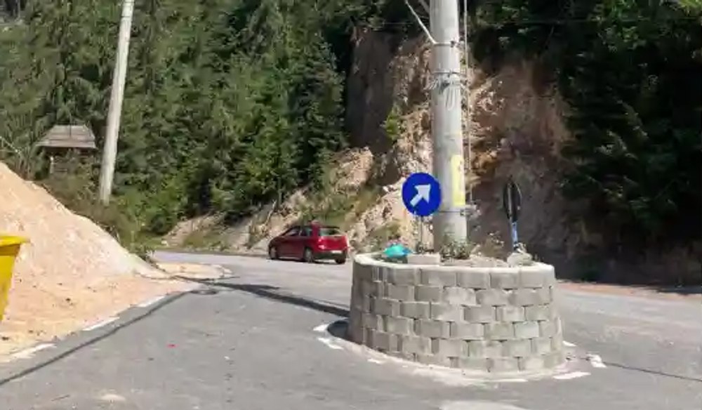 Un stâlp uitat de Dorel în mijlocul unui drum din Alba, transformat într-un sens giratoriu inutil