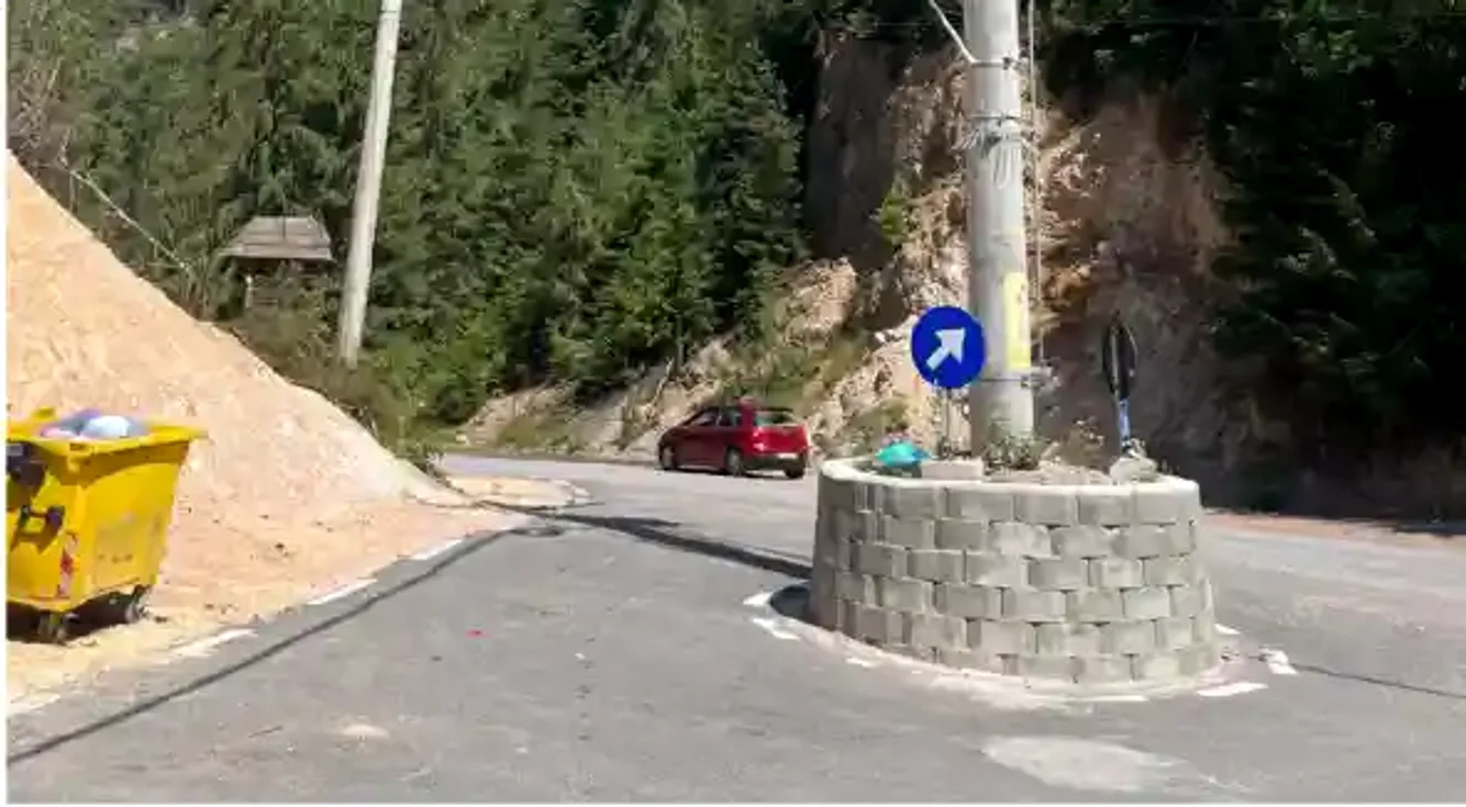 Sensul giratoriu pare gândit să ascundă eroarea. FOTO Ziarul Unirea