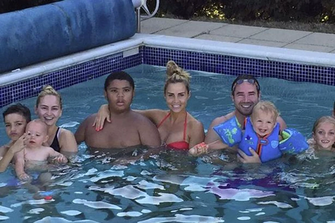 Katie Price se mândrește cu familia ei numeroasă