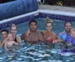 Katie Price se mândrește cu familia ei numeroasă. Katie îl ține de gât pe fiul ei mai mare, Harvey