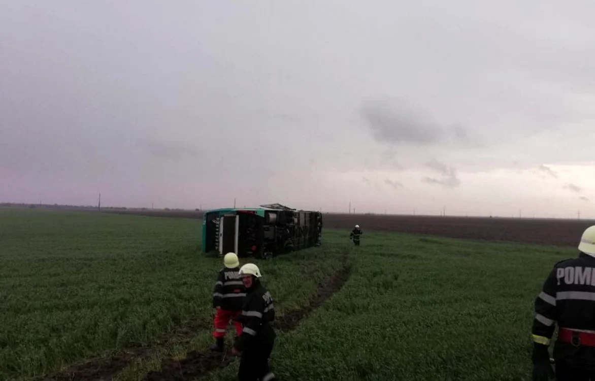 Vântul puternic a răsturnat un autocar