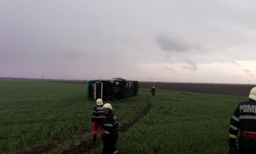 Vântul puternic a răsturnat un autocar  jpeg