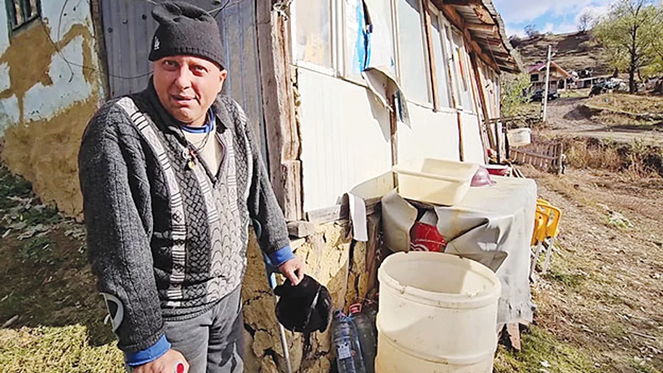 Nea Florin  strânge apă de  ploaie în bidoane. Foto: Iulian Bunilă