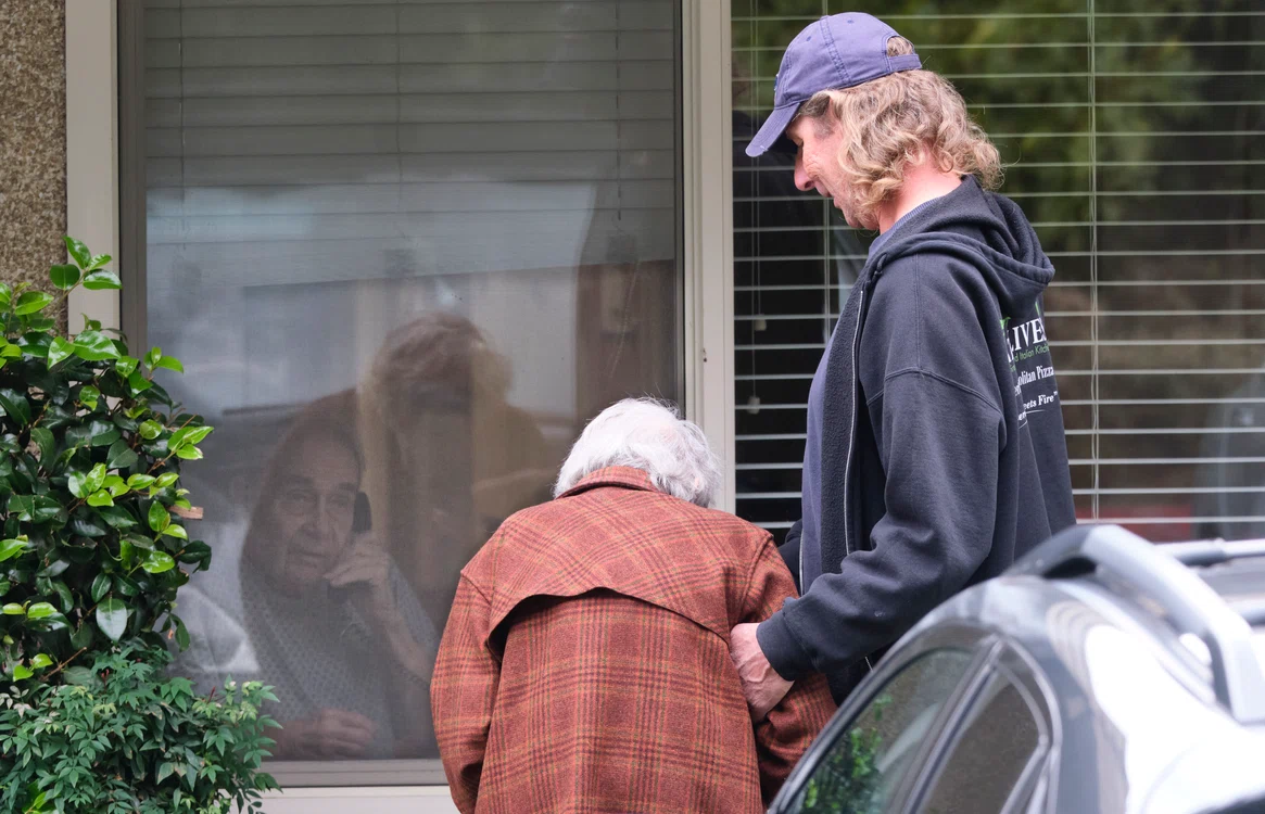 Dorothy Campbell (88 de ani) îşi vizitează soţul la azil. Poate fi ultima oară când îl vede în viaţă...Foto: EPA