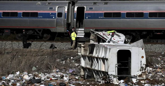 Trenul regional 10027 a acroşat un camion aflat pe şine la o trecere la nivel cu calea ferată