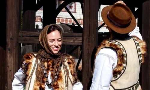 Nicolae al Romaniei si sotia sa, Alina Maria, in port traditional bucovinean jpg