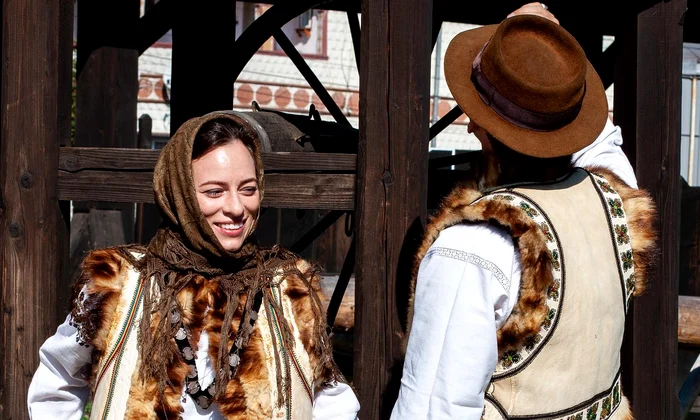 Nicolae al Romaniei si sotia sa, Alina Maria, in port traditional bucovinean jpg