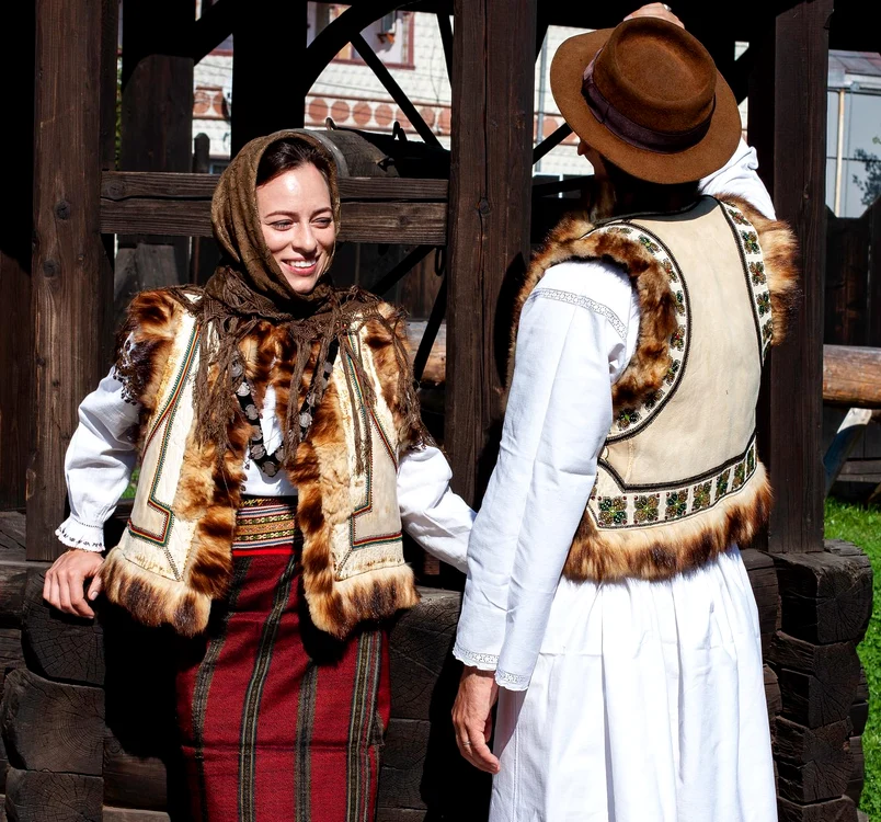 Nicolae al Romaniei si sotia sa, Alina Maria, in port traditional bucovinean jpg