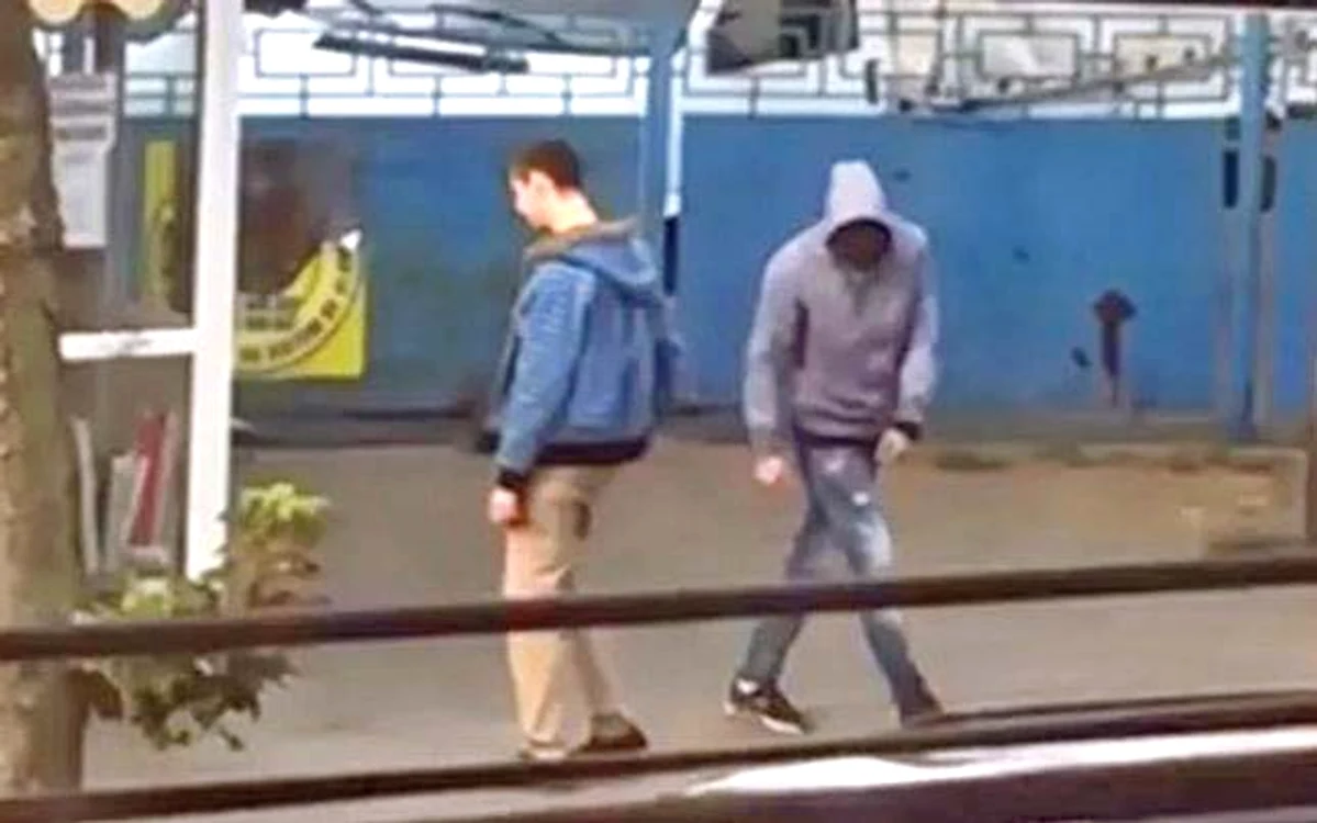 Între timp, în centrul oraşului doi “zombie” erau filmaţi de un trecător