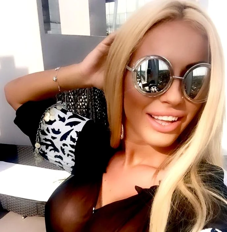 
    Blonda a întors multe priviri când şi-a etalat noile silicoaneFoto: arhiva personală  