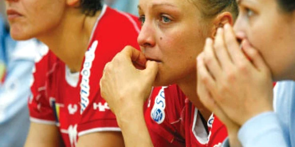 Criza „muşcă“ şi din sport