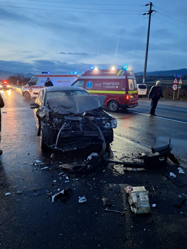 Ciocnire între microbuz și autoturism în Sibiu FOTO: ISU Sibiu