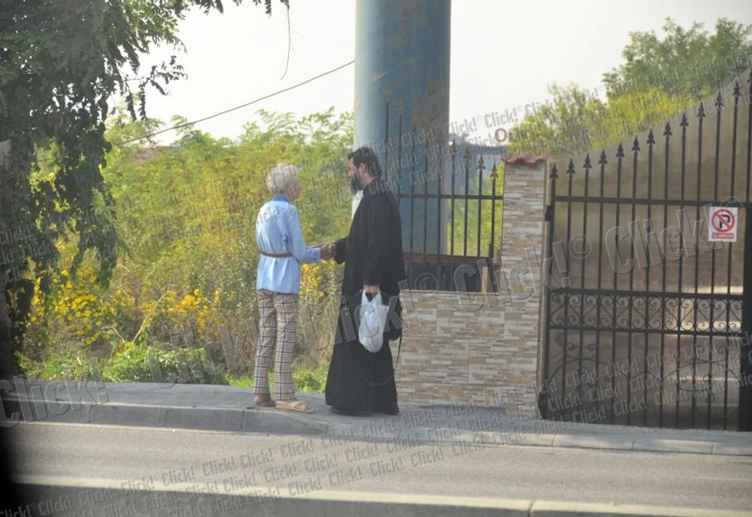 Mama lui Şerban Ionescu a adus preotul acasă. (Foto: Laurenţiu Muscaliu)