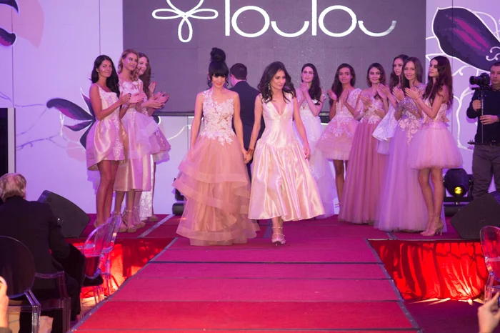 
    Bai Ling a defilat pe scenă  