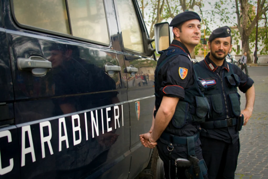 
    Românul atacat de adolescenții italieni a avut noroc că în zonă era o patrulă de carabinieriFoto: captură stirileprotv.ro  