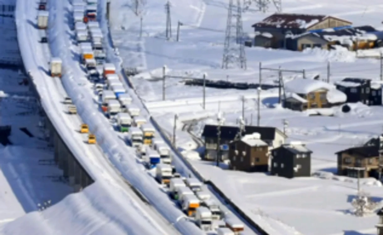 Peste 1.000 de maşini au rămas înzăpezite pe o autostradă din Japonia FOTO captură You Tube