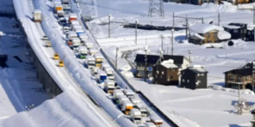 Peste 1.000 de maşini au rămas înzăpezite pe o autostradă din Japonia FOTO captură You Tube
