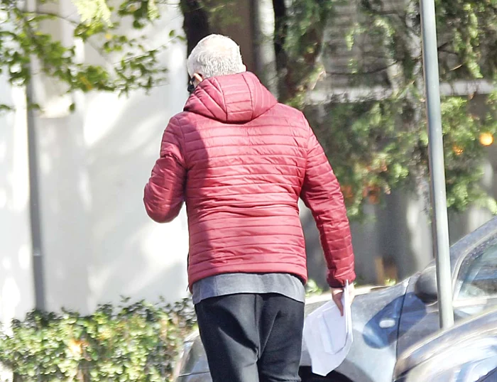 Bine camuflat, solistul Holograf se îndreaptă spre o clinică din zona de Nord a Capitalei