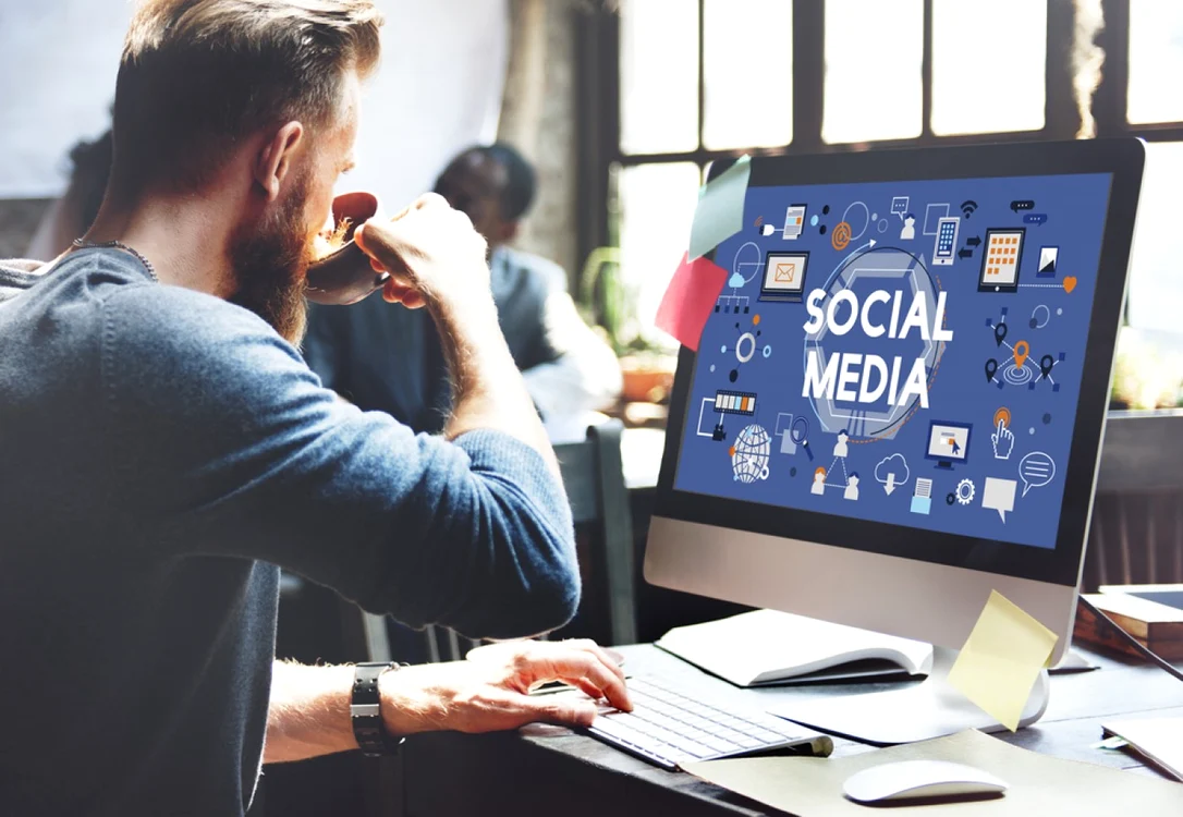 Utilizarea reţelelor sociale la birou. FOTO Shutterstock